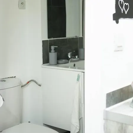 Apartment Cocon Sous Les Toits #tv-wifi#port# Golden Nest *